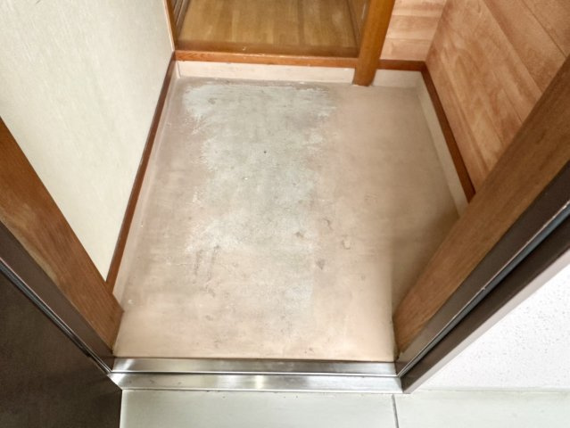 レジデンス三吉の玄関