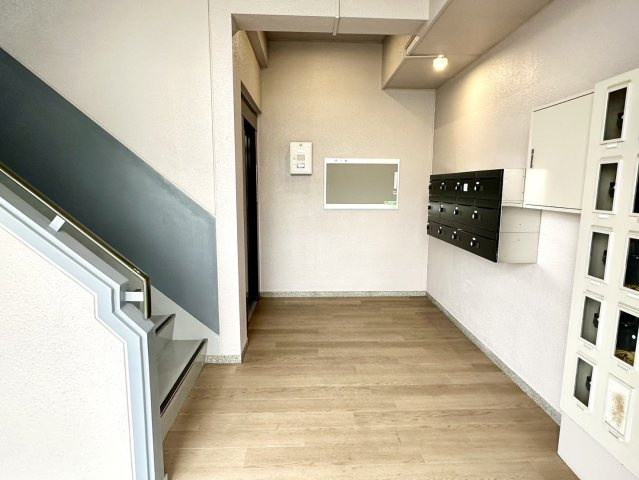 レジデンス三吉のエントランス