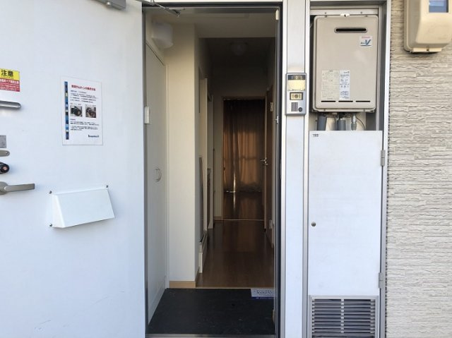 レオパレス新開の玄関