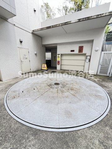 エルフレア駒沢の駐車場|駐車場があるので、車を買う予定の方も安心です