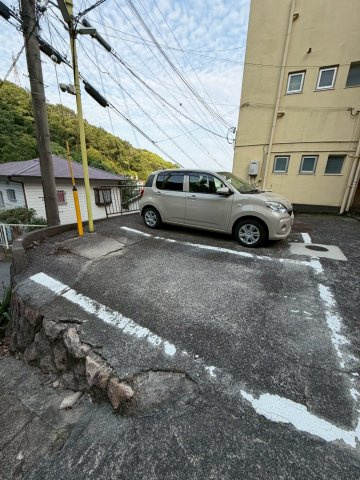 岡本梅林住宅５号棟の駐車場
