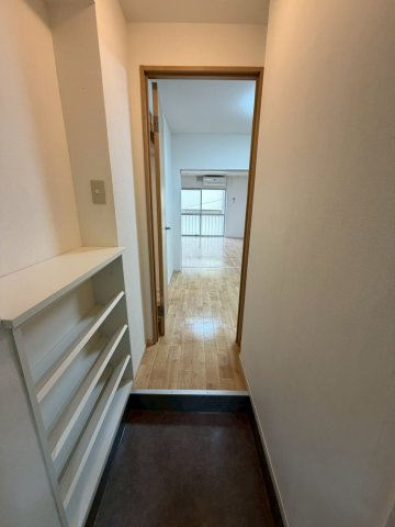 岡本梅林住宅５号棟の玄関