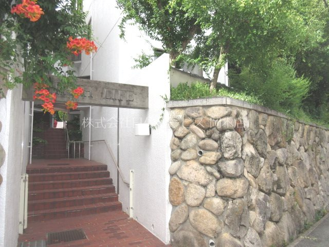 ハイライフ本山のエントランス