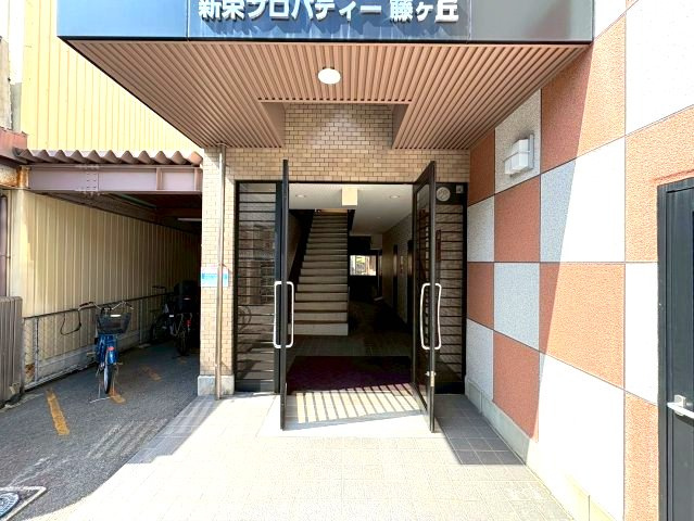 新栄プロパティー藤が丘のエントランス