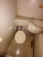 落ち着いた色調のトイレです