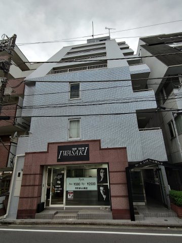 ひときわ目を惹く外観とエントランスゲート