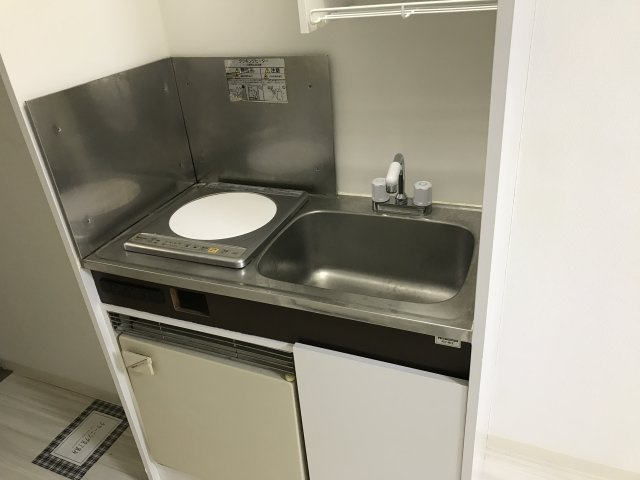 IHクッキングヒーターと残置物ですがミニ冷蔵庫が付いています。コンパクトながら収納スペースもあり便利