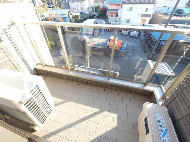 町田市金井５丁目のアパートのバルコニー