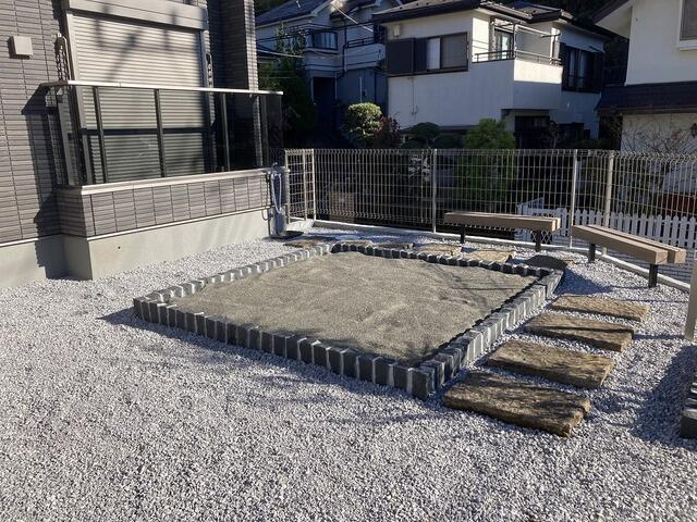 町田市金井５丁目のアパートの庭