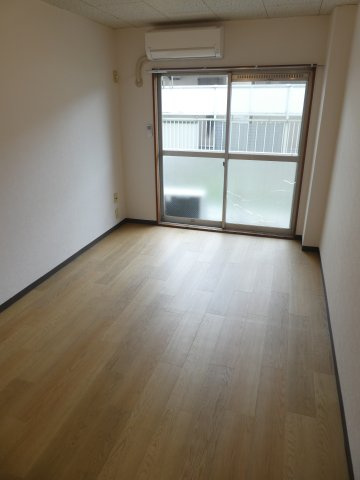 床も全面張替え済みでキレイな室内です。
