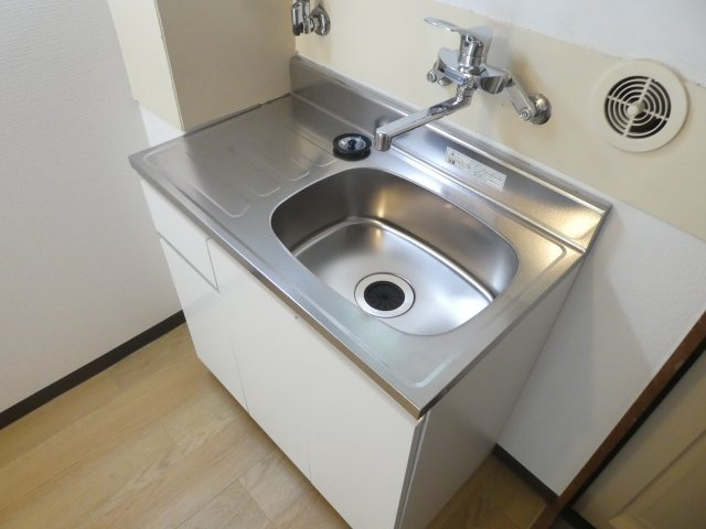新品に交換済みで一口ガスコンロ設置可で窓付き(明り取り用)で明るいキッチンです、