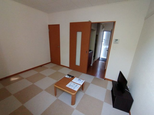 【居間・リビング】 | レオパレスヴィラ　ゼルコバ | 1階はフローリング仕様。スライドドア。