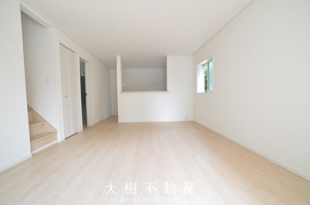 【居間・リビング】 | 座間市相模が丘3丁目　新築戸建て　全3棟【仲介手数料無料】