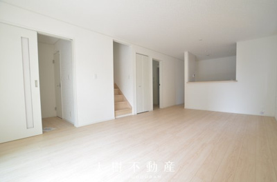 【居間・リビング】 | 座間市相模が丘3丁目　新築戸建て　全3棟【仲介手数料無料】