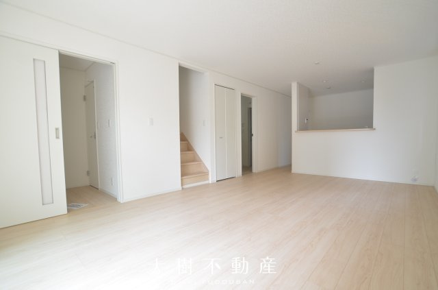 【居間・リビング】 | 座間市相模が丘3丁目　新築戸建て　全3棟【仲介手数料無料】