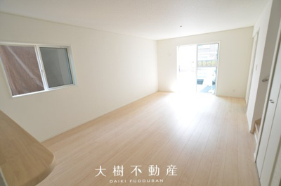 【居間・リビング】 | 座間市相模が丘3丁目　新築戸建て　全3棟【仲介手数料無料】