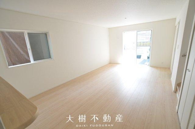 【居間・リビング】 | 座間市相模が丘3丁目　新築戸建て　全3棟【仲介手数料無料】