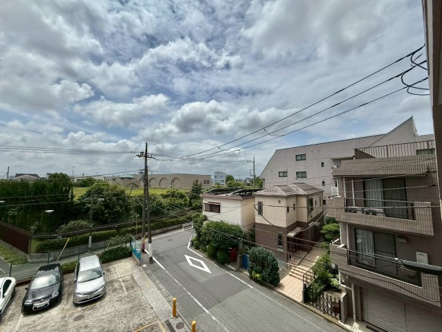 ハイツ上池台の展望|大きな空に包まれて、太陽の光をたっぷりと浴びながら過ごす毎日は、自然と家族の笑顔で溢れます。

現地ご見学希望・資料請求などお気軽にお問い合わせ下さい！
03-5990-5201