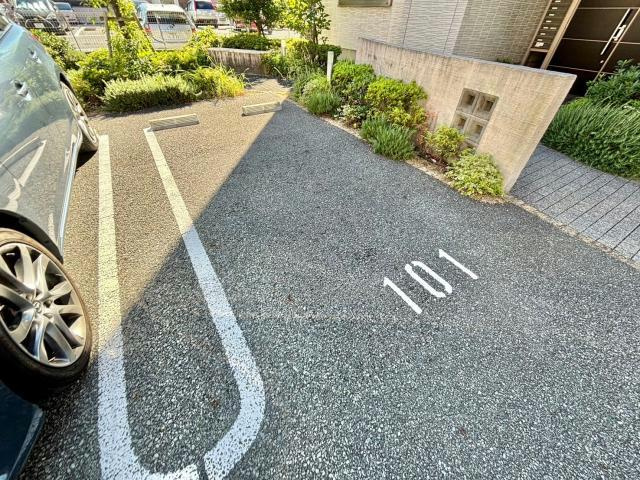 プレミアス三左衛門の駐車場