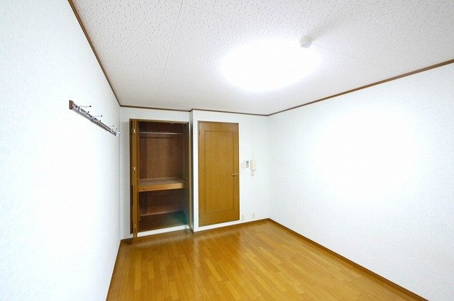 プレミール新大宮の洋室|収納たっぷりな洋室です