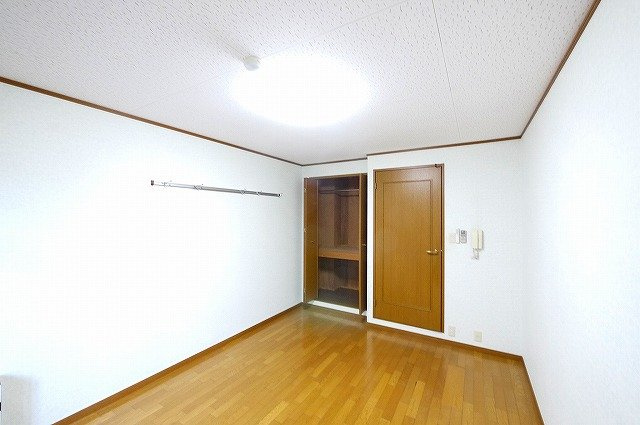 プレミール新大宮の洋室|しっかり収納がございます