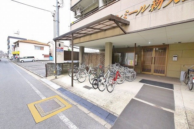 プレミール新大宮のその他共用部分|屋根付き駐輪場です