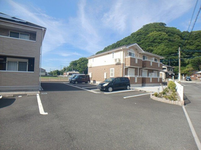 【駐車場】 | ラ・リヴィエールＢ | 駐車場に車を止められます