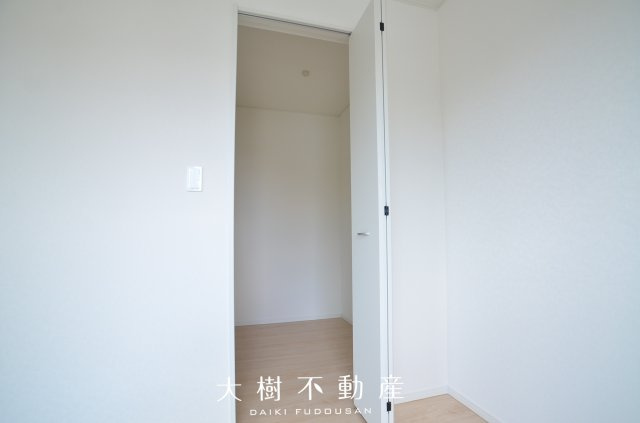 【洋室】 | 座間市相模が丘3丁目　新築戸建て　全3棟【仲介手数料無料】 | 2階　洋室2（6.0帖）クローゼット
