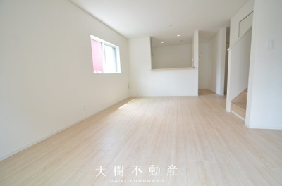 【居間・リビング】 | 座間市相模が丘3丁目　新築戸建て　全3棟【仲介手数料無料】