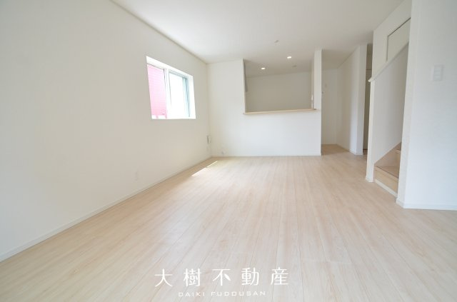 【居間・リビング】 | 座間市相模が丘3丁目　新築戸建て　全3棟【仲介手数料無料】