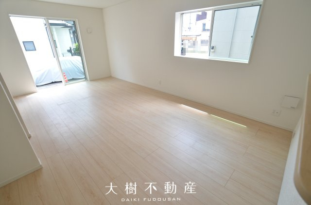 【居間・リビング】 | 座間市相模が丘3丁目　新築戸建て　全3棟【仲介手数料無料】