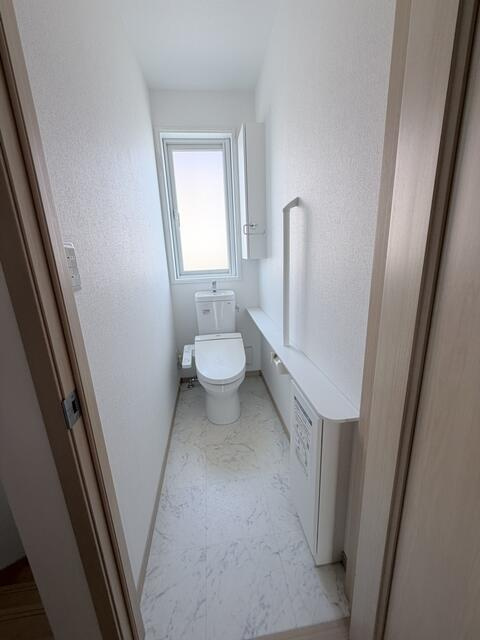 豊橋市牟呂町字百間の中古一戸建のトイレ| ウォシュレット備え付きでトイレ後もスッキリ気持ちよく!
