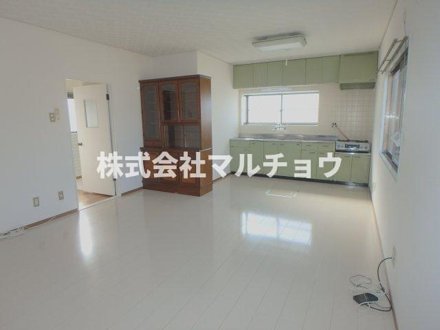 南紀の台一戸建の居間・リビング|こちらのリビングで趣味の時間をお楽しみください
