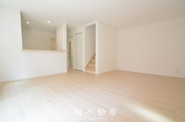 【居間・リビング】 | 座間市相模が丘3丁目　新築戸建て　全3棟【仲介手数料無料】