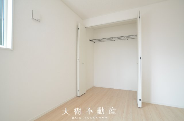 【洋室】 | 座間市相模が丘3丁目　新築戸建て　全3棟【仲介手数料無料】 | 2階　洋室1（8.2帖）クローゼット