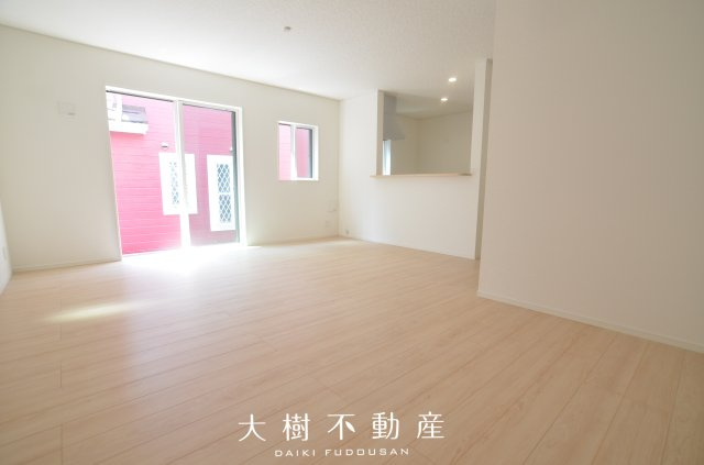 【居間・リビング】 | 座間市相模が丘3丁目　新築戸建て　全3棟【仲介手数料無料】