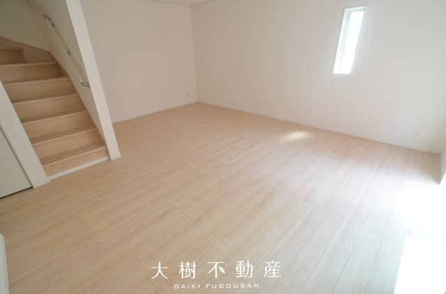 【居間・リビング】 | 座間市相模が丘3丁目　新築戸建て　全3棟【仲介手数料無料】