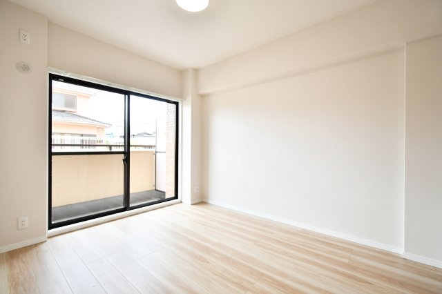 ライオンズマンション春日部南の洋室|【洋室①：5.6帖】南向きバルコニーの大きな窓から明るい光が差し込む、開放感あふれる居室。ナチュラルな床色と白を基調とした空間で、家具の配置もしやすく、心地よく過ごせる魅力的なお部屋です。