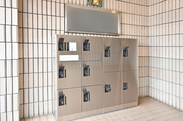 ライオンズマンション春日部南の設備|不在時でも24時間荷物を受け取れる宅配ボックス付き。再配達の手間を省き、ネットショッピングも快適に楽しめます。共働き世帯や外出の多い方には欠かせない設備が整っています。