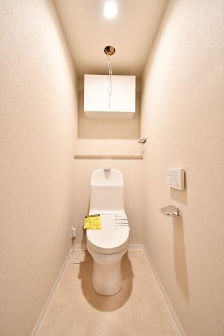 ライオンズマンション春日部南のトイレ|奥行きにゆとりがあり、圧迫感の少ないトイレスペース。吊戸棚付きで、トイレットペーパーなどの備品補充も楽々行えます。掃除用具をしまうと清潔感も消す事ができ、イマドキなお部屋にできます。