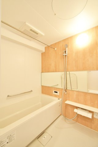 ライオンズマンション春日部南の浴室|木目調パネルが癒やしを演出する新規交換のユニットバス。浴室乾燥機付きで、天候を問わず洗濯物を乾かせるのが魅力です。ゆったりとした浴槽で、一日の疲れをリセットする贅沢な時間をお過ごしください。