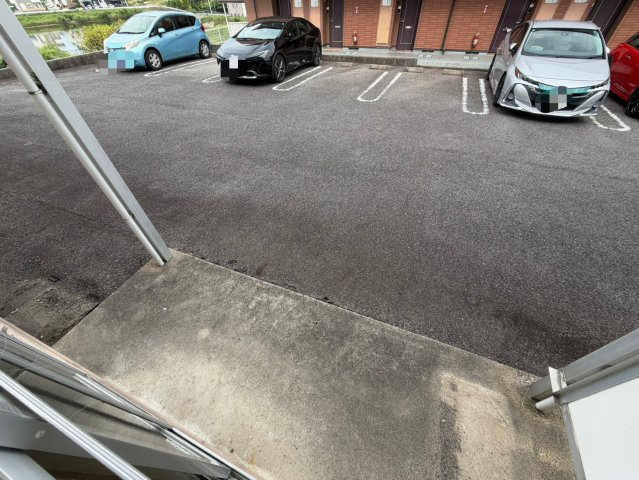 エルデム西山荘の駐車場