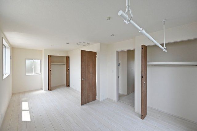 ブルーミングガーデン上田東町新築一戸建て│3LDK+並列駐車2台可（制限有）の収納|-主寝室(3F)- 収納庫内には枕棚とハンガーレールを配置しています。