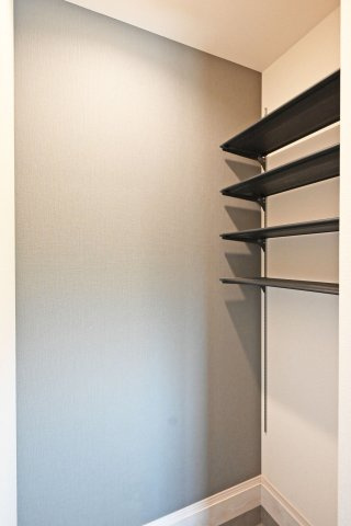 ブルーミングガーデン上田東町新築一戸建て│3LDK+並列駐車2台可（制限有）の収納|1階玄関に入って左側にある土間CLです。 収納庫内には枕棚とハンガーレールを配置されており、ガーデニングやカー用品、などここへ一括収納！