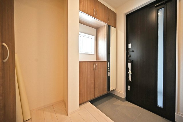 ブルーミングガーデン上田東町新築一戸建て│3LDK+並列駐車2台可（制限有）の玄関|通常の玄関収納のほか、土間クロークや収納庫も完備しているので、玄関周りをスッキリと片付け出来ます。