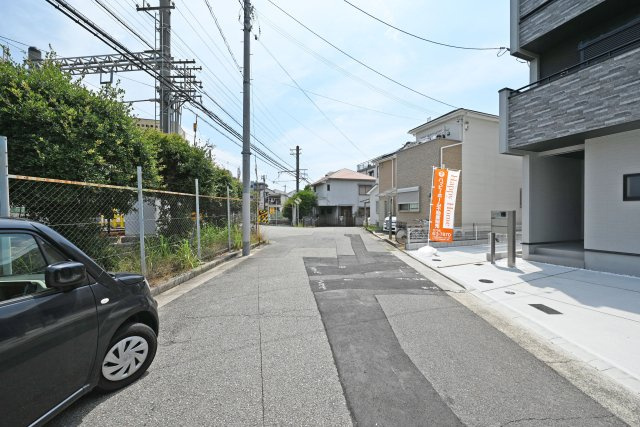 ブルーミングガーデン上田東町新築一戸建て│3LDK+並列駐車2台可（制限有）の前面道路含む現地写真|前面道路は南東側6.3ｍ公道です。