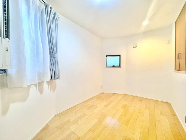 世田谷区池尻2丁目　中古戸建の洋室|現地ご見学希望・資料請求などお気軽にお問い合わせ下さい！
03-5990-5201