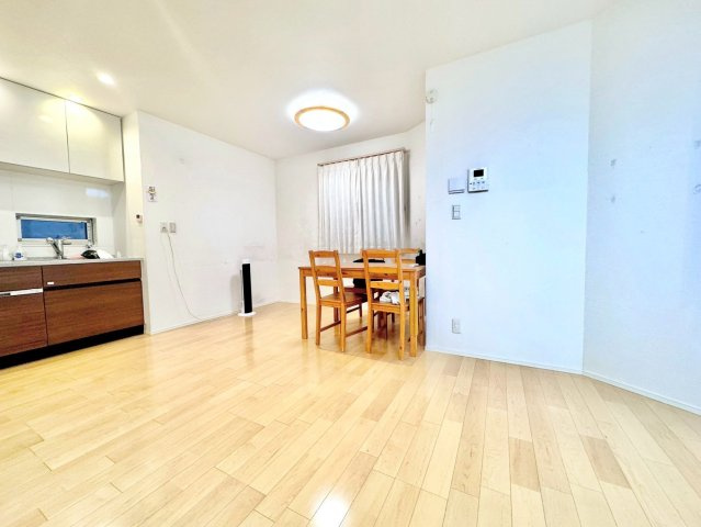 世田谷区池尻2丁目　中古戸建の居間・リビング|現地ご見学希望・資料請求などお気軽にお問い合わせ下さい！
03-5990-5201