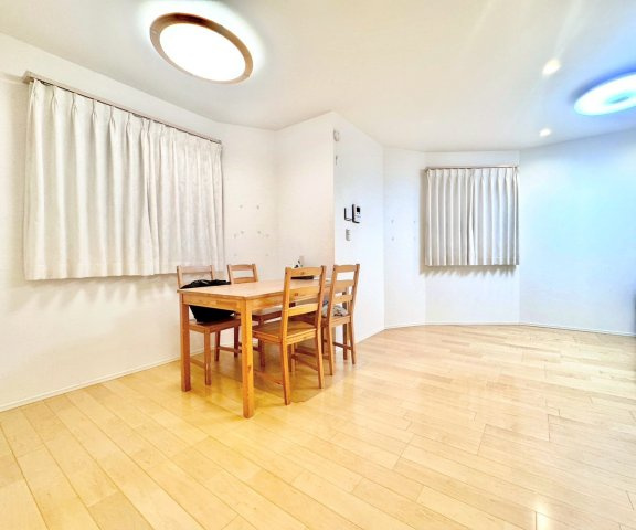 世田谷区池尻2丁目　中古戸建の居間・リビング|現地ご見学希望・資料請求などお気軽にお問い合わせ下さい！
03-5990-5201