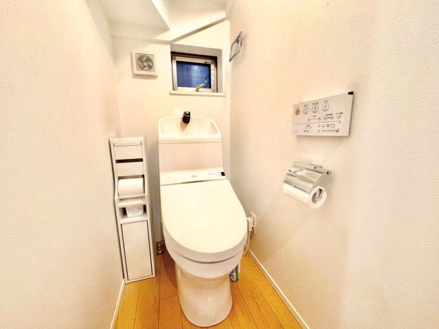 世田谷区池尻2丁目　中古戸建のトイレ|現地ご見学希望・資料請求などお気軽にお問い合わせ下さい！
03-5990-5201